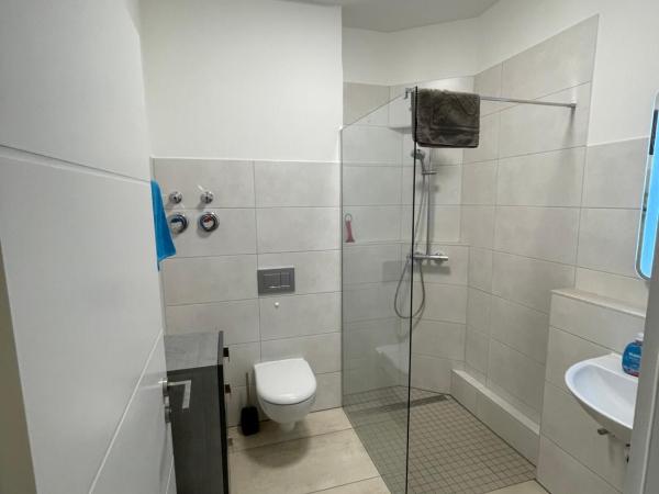 Pension-Leipzig-Süd : photo 6 de la chambre chambre triple avec salle de bains