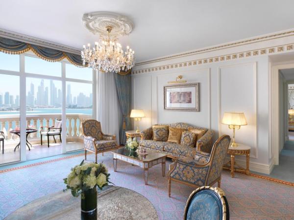 Raffles The Palm : photo 5 de la chambre suite signature avec balcon et accès au salon - vue sur palmiers