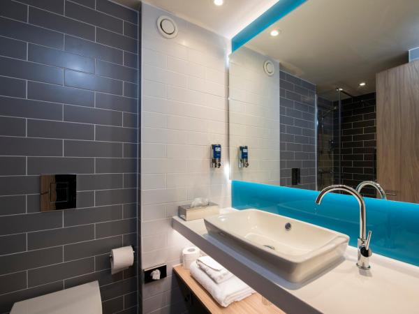 Holiday Inn Express Edinburgh City West, an IHG Hotel : photo 5 de la chambre chambre double standard avec douche à l'italienne