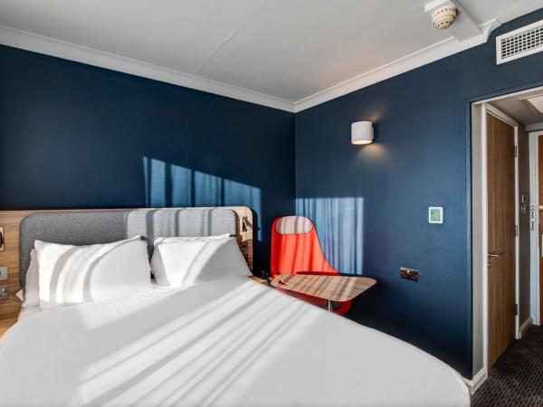 Holiday Inn Express Edinburgh City West, an IHG Hotel : photo 4 de la chambre chambre double avec baignoire