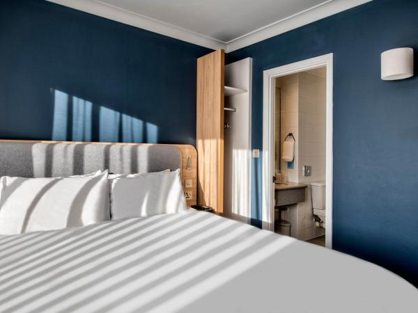 Holiday Inn Express Edinburgh City West, an IHG Hotel : photo 5 de la chambre chambre double avec baignoire