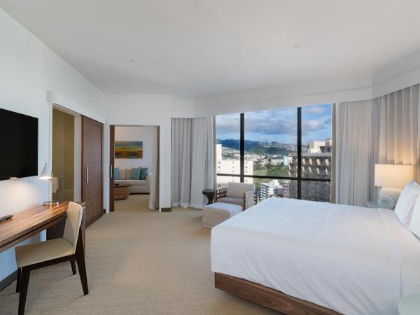 Hyatt Centric Waikiki Beach : photo 4 de la chambre suite lit king-size - vue sur montagne