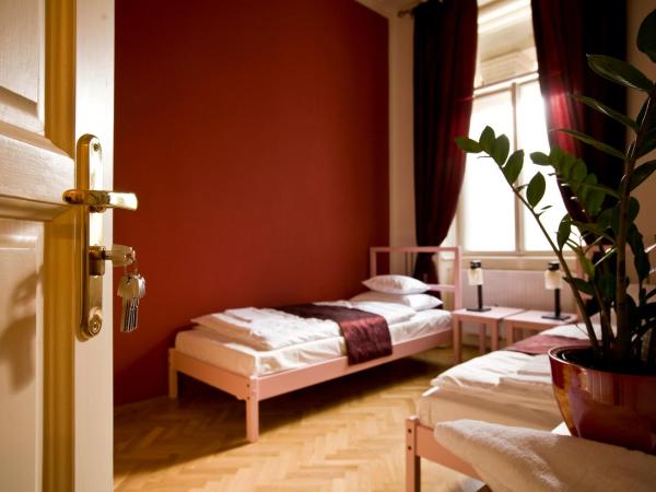 Budapest Rooms Bed and Breakfast : photo 1 de la chambre chambre double avec salle de bains privative extérieure