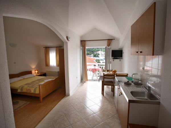 Room in Studio - Studio Apartment 3, first floor : photo 1 de la chambre chambre double