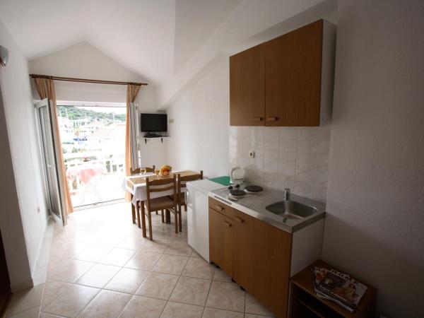 Room in Studio - Studio Apartment 3, first floor : photo 2 de la chambre chambre double