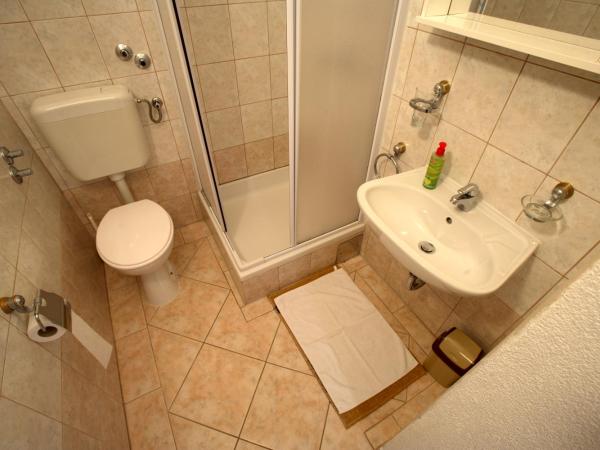 Room in Studio - Studio Apartment 3, first floor : photo 5 de la chambre chambre double