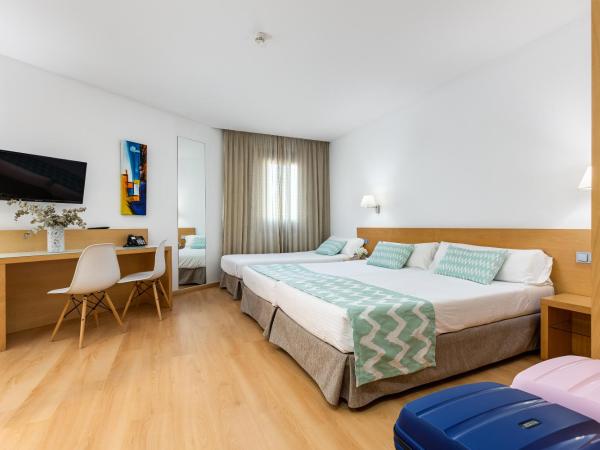 Daniya Alicante : photo 3 de la chambre chambre lits jumeaux avec lit d'appoint (2 adultes + 1 enfant)