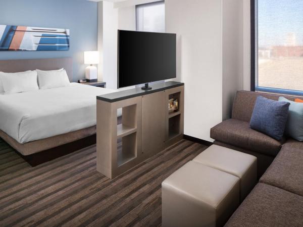 Hyatt House Nashville at Vanderbilt : photo 3 de la chambre suite 1 chambre lit king-size avec canapé-lit et cuisine