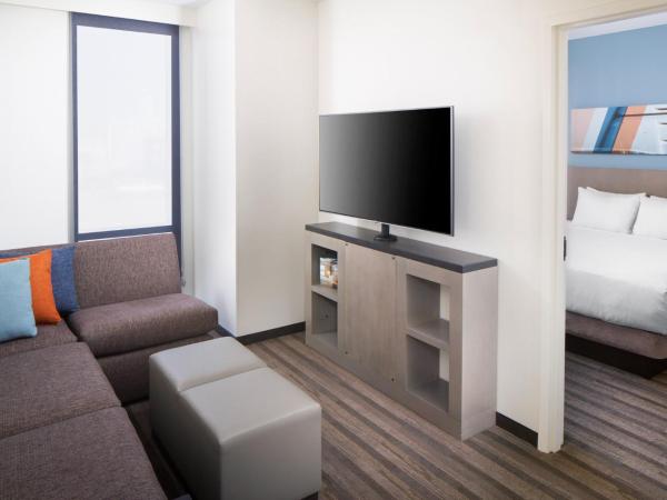 Hyatt House Nashville at Vanderbilt : photo 4 de la chambre chambre lit king-size avec douche accessible en fauteuil roulant den - accessible aux personnes à mobilité réduite