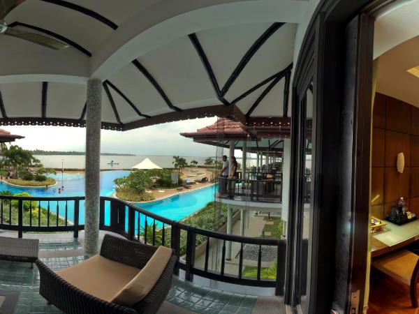 Ramada Resort by Wyndham Kochi : photo 1 de la chambre cottage avec vue sur le lac