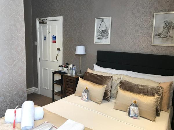 Raffles Hotel : photo 1 de la chambre chambre double avec salle de bains privative