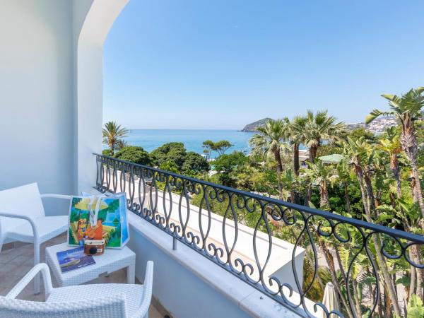 Hotel Parco Smeraldo Terme : photo 2 de la chambre chambre double - vue partielle sur mer.