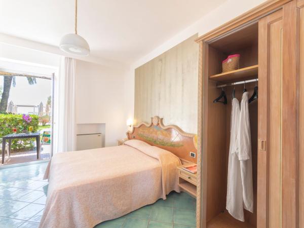 Hotel Parco Smeraldo Terme : photo 6 de la chambre chambre double - vue partielle sur mer.