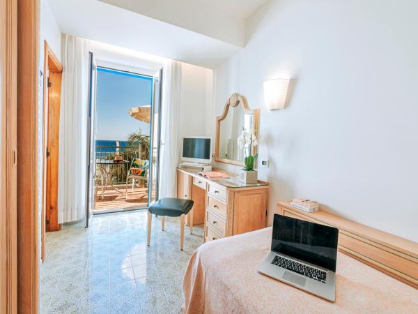 Hotel Parco Smeraldo Terme : photo 2 de la chambre chambre simple - vue partielle sur mer