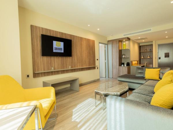 Camino Real Fashion Drive Monterrey : photo 8 de la chambre suite supérieure lit king-size