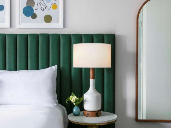 The Royal Sonesta Chicago Downtown : photo 3 de la chambre hébergement lit king-size - vue sur ville