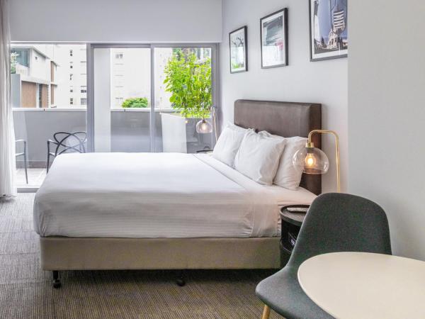 Holiday Inn & Suites Sydney Bondi Junction, an IHG Hotel : photo 6 de la chambre luxueuse chambre king avec balcon