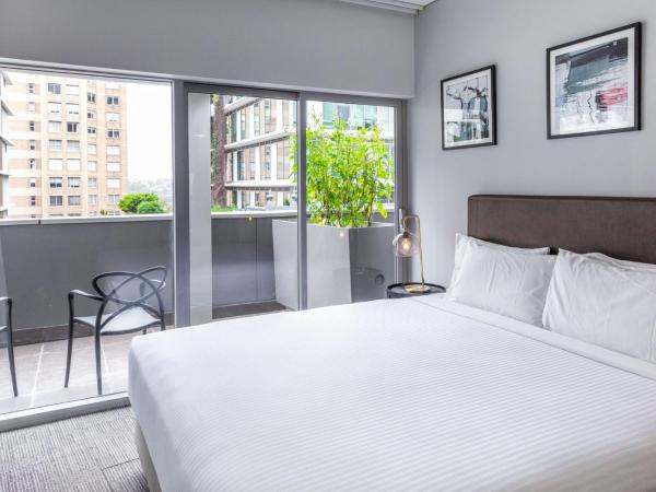 Holiday Inn & Suites Sydney Bondi Junction, an IHG Hotel : photo 2 de la chambre luxueuse chambre king avec balcon