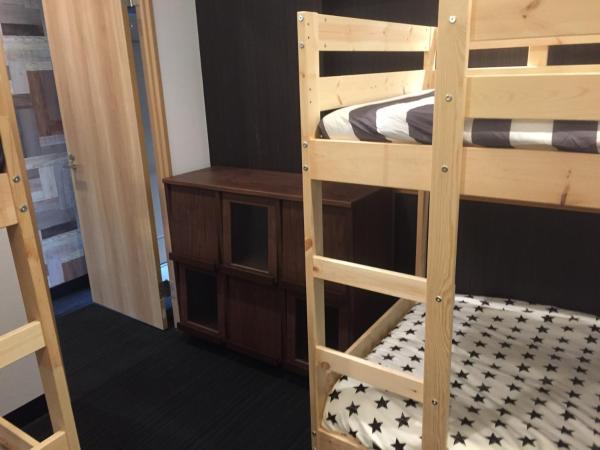 Guest House Yasuragi Hakataekimae : photo 3 de la chambre chambre familiale avec salle de bains privative