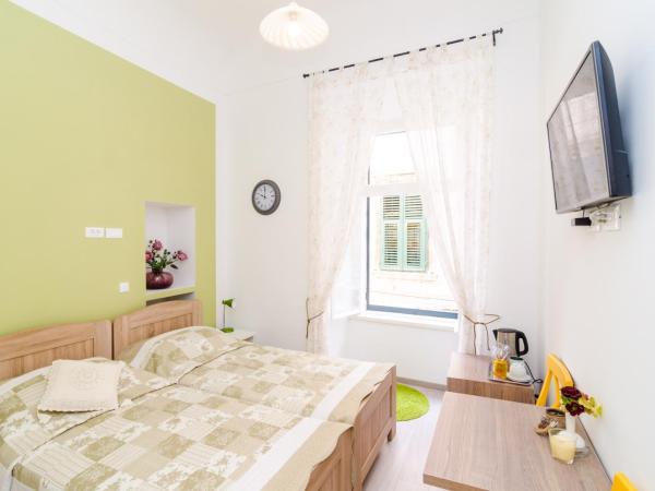 Rooms Tezoro : photo 2 de la chambre chambre double ou lits jumeaux - vue sur ville