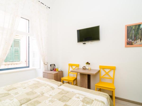 Rooms Tezoro : photo 3 de la chambre chambre double ou lits jumeaux - vue sur ville