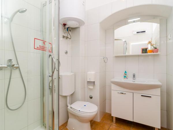 Rooms Tezoro : photo 6 de la chambre chambre double ou lits jumeaux - vue sur ville