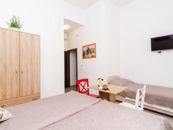 Rooms Tezoro : photo 7 de la chambre chambre triple - vue sur ville