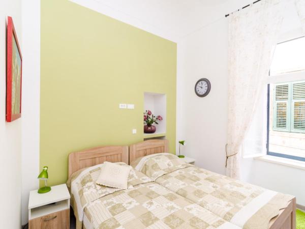 Rooms Tezoro : photo 7 de la chambre chambre double ou lits jumeaux - vue sur ville