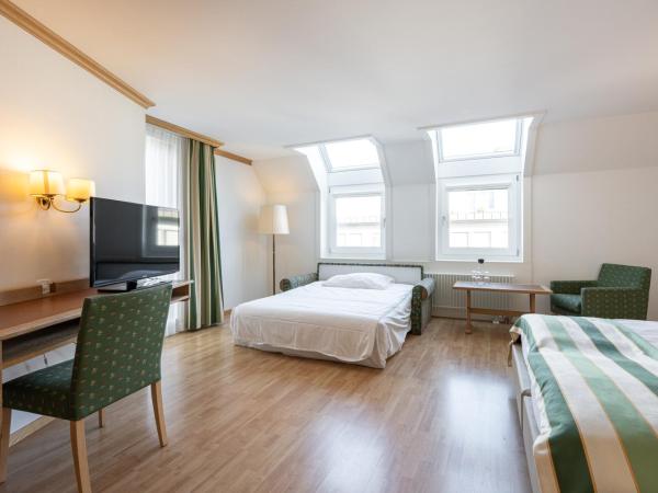 Ambassador Self Check-in Hotel : photo 3 de la chambre chambre triple
