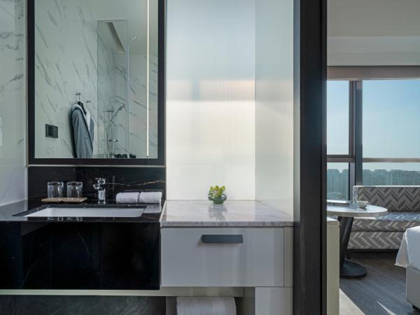 Hyatt Centric Lakeside Ningbo : photo 2 de la chambre chambre lit king-size - vue sur lac