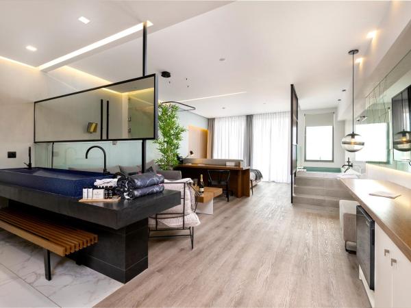 Dyo Suites : photo 2 de la chambre suite lit king-size avec jacuzzi extérieur - vue sur mer