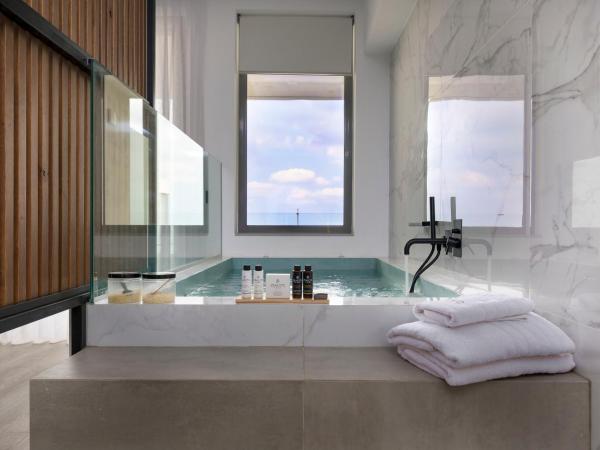 Dyo Suites : photo 5 de la chambre suite lit king-size avec jacuzzi extérieur - vue sur mer