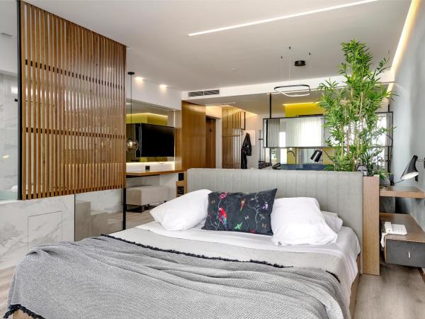 Dyo Suites : photo 6 de la chambre suite lit king-size avec jacuzzi extérieur - vue sur mer