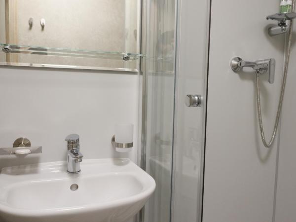 Botel Racek : photo 2 de la chambre chambre double ou lits jumeaux deluxe - vue sur rivière