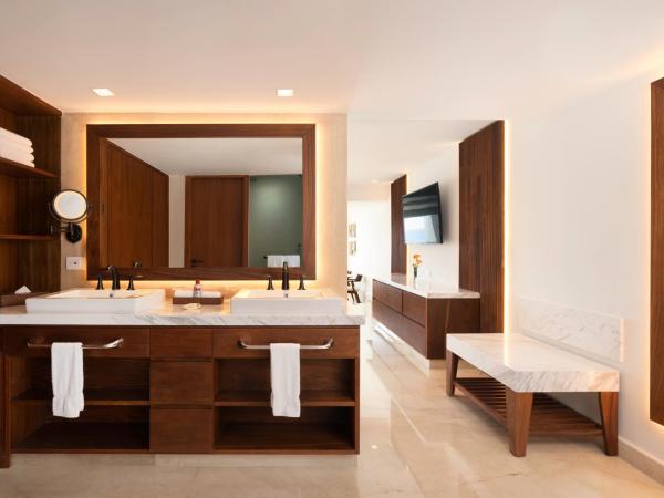 Sun Palace - All Inclusive Adults Only : photo 2 de la chambre superior junior suite ocean view - king size bed