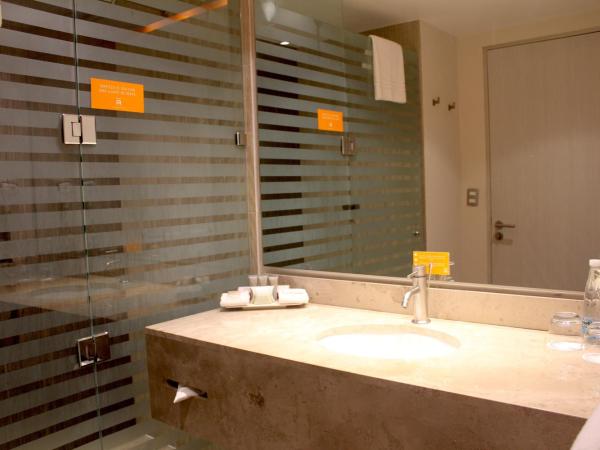 Real Inn Cancún : photo 7 de la chambre hébergement deluxe avec 2 lits - vue sur boulevard