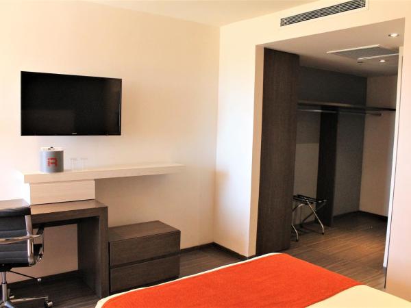 Real Inn Cancún : photo 3 de la chambre hébergement lit king-size deluxe - vue sur boulevard