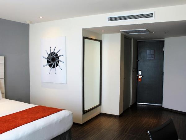 Real Inn Cancún : photo 2 de la chambre hébergement lit king-size deluxe - vue sur boulevard