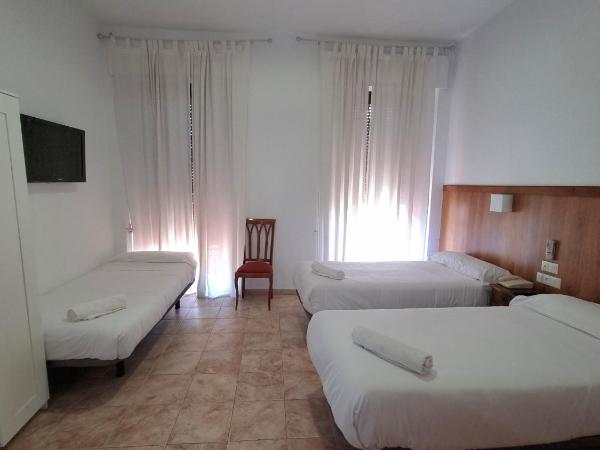 Hotel Gran Plaza : photo 6 de la chambre chambre double avec balcon et lit d'appoint