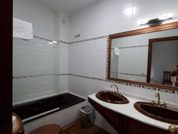 Hotel Gran Plaza : photo 5 de la chambre chambre double avec balcon et lit d'appoint