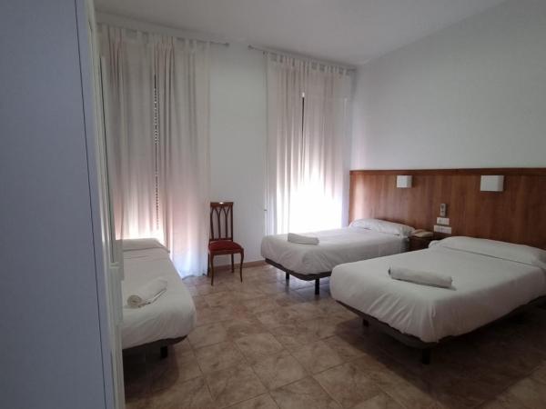 Hotel Gran Plaza : photo 3 de la chambre chambre double avec balcon et lit d'appoint