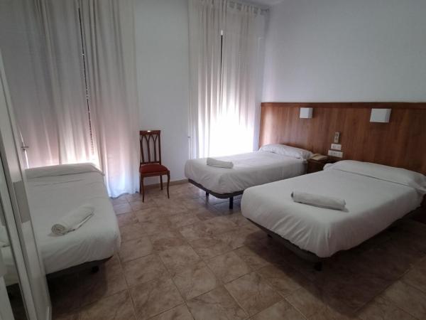 Hotel Gran Plaza : photo 2 de la chambre chambre double avec balcon et lit d'appoint