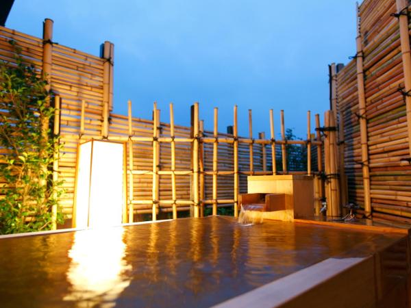 Kadensho, Arashiyama Onsen, Kyoto - Kyoritsu Resort : photo 1 de la chambre chambre lits jumeaux avec baignoire en plein air