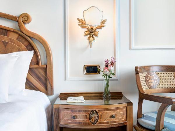 Grand Hotel de la Ville : photo 6 de la chambre chambre double ou lits jumeaux classique avec balcon