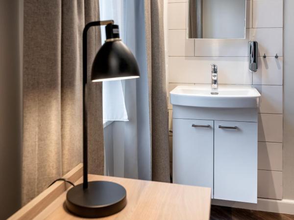 Go Hotel Saga : photo 5 de la chambre chambre double Économique avec salle de bains commune