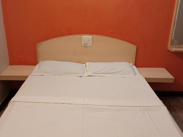 SRI VIJAYA PALACE LODGING : photo 5 de la chambre chambre lit king-size deluxe