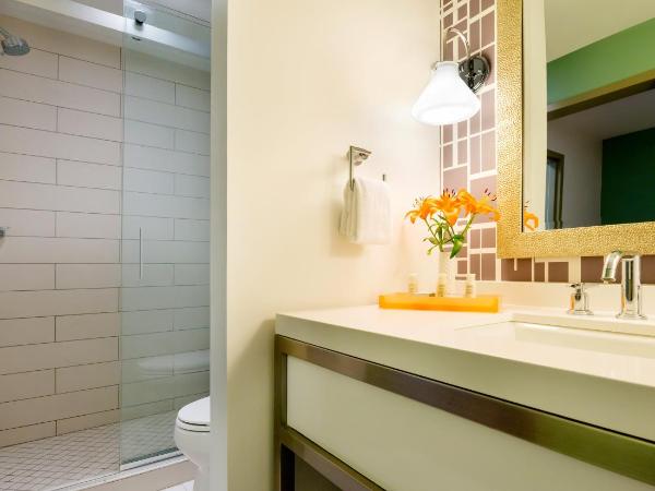 Hotel Indigo Savannah Historic District, an IHG Hotel : photo 5 de la chambre suite avec 2 lits queen-size et canapé-lit