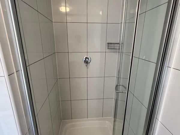 Melbourne House Hotel : photo 4 de la chambre chambre triple avec salle de bains privative