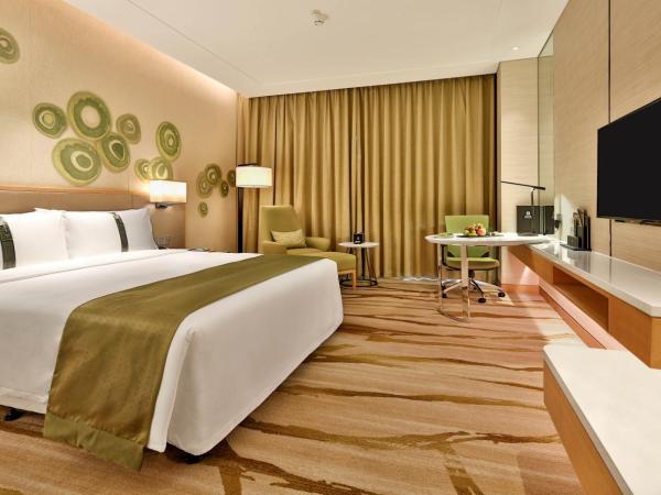 Holiday Inn Chengdu Qinhuang, an IHG Hotel : photo 6 de la chambre chambre lit king-size standard avec accès au salon