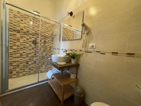 Porta alla Croce Guest House : photo 5 de la chambre chambre double ou lits jumeaux avec salle de bains privative